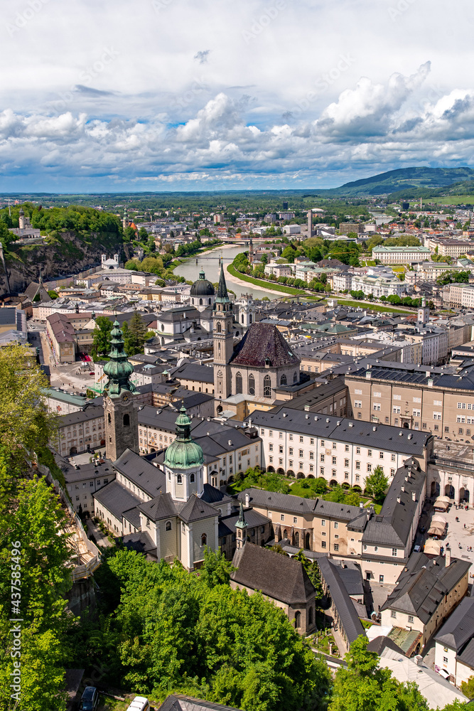 Fototapeta premium Blick auf die Altstadt von Salzburg in Österreich
