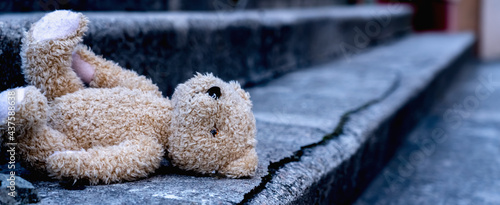 Canvastavla Lost childhood, loneliness and pain concept