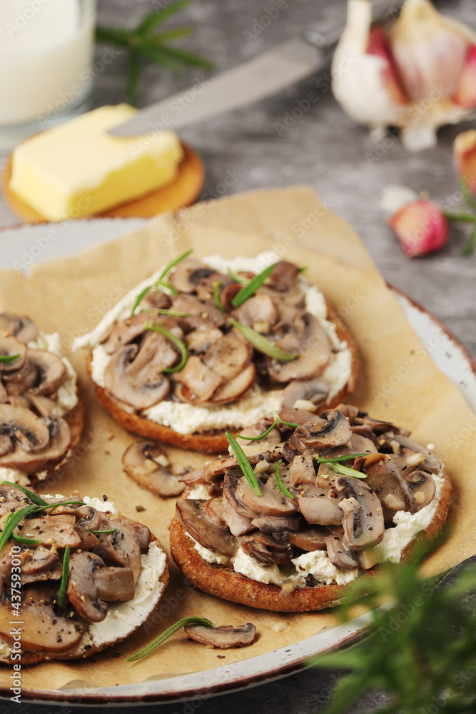 Open sandwiches with grilled mushrooms Open sandwiches with grilled mushrooms