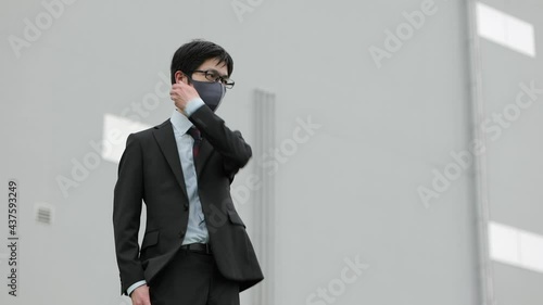 コロナ禍にビジネスパーソンが自暴自棄になってマスクを外す1