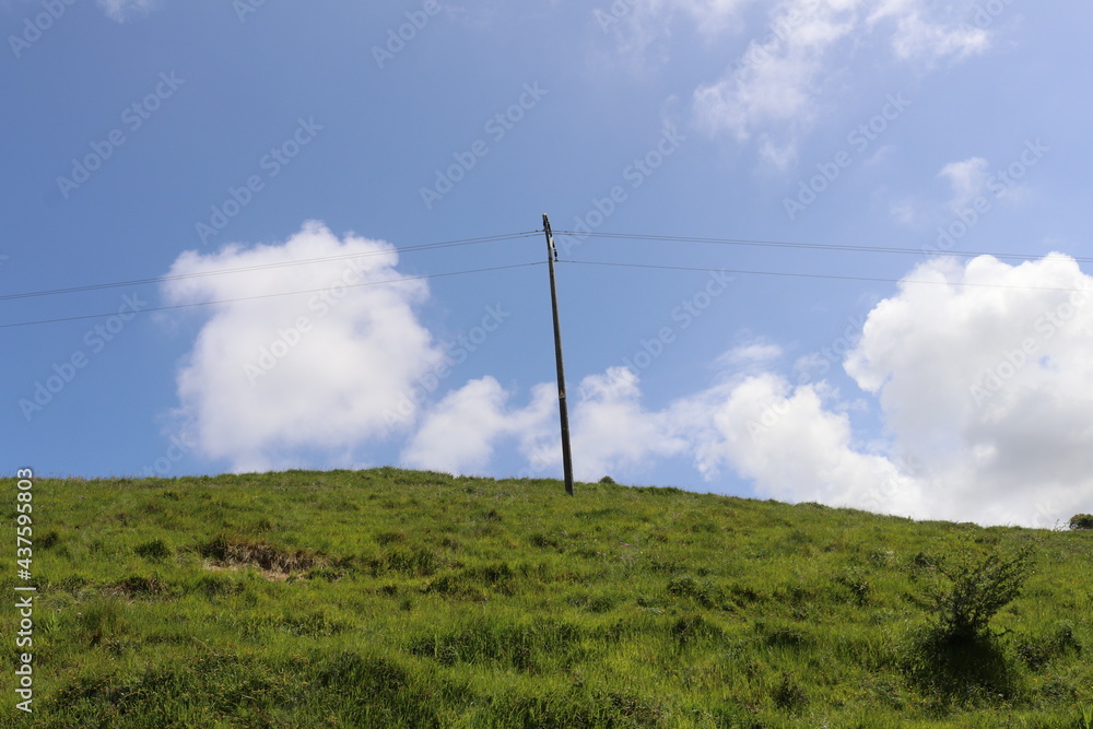 Poste telfónica en medio del campo