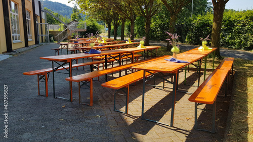 leere Bierbänke