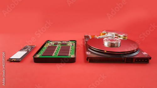 Obraz na płótnie Hard disk drive hdd, solid state drive ssd and ssd m2 w salonie