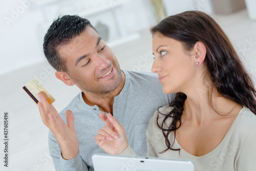 Εκτύπωση καμβά man is teasing his girlfriend shopaholic