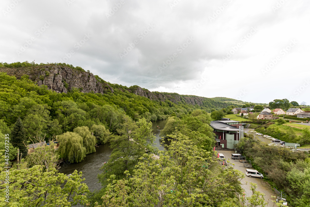 Fototapeta premium Paysage de la Suisse normande le long de l’Orne à Clécy sous un ciel couvert (Normandie)