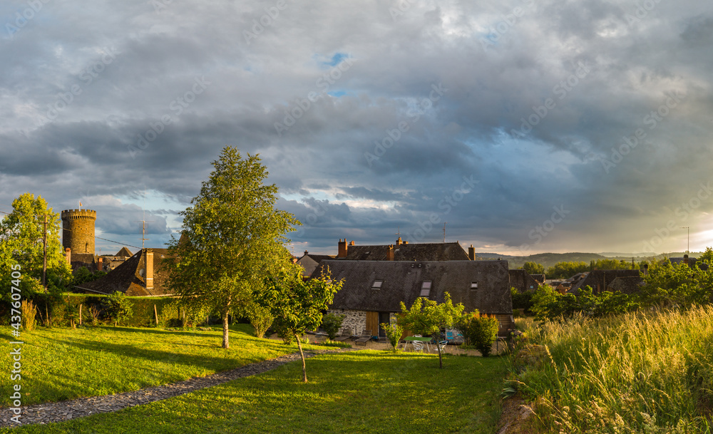Allassac (Corrèze, France) - Coucher de soleil sous un ciel nuageux