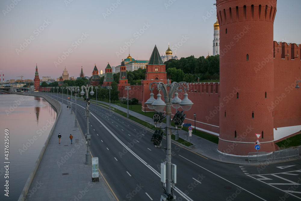 Obraz premium The road at the Kremlin wall in Moscow.