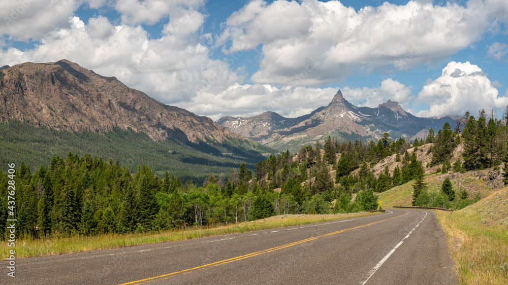 Fototapeta premium Beartooth Scenic Byway - Pilot and Index Peak in the Absaroka Range