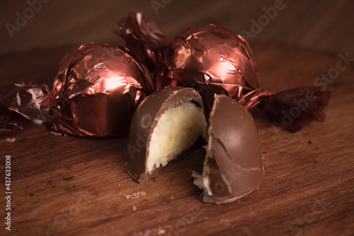 Trufas de chocolate cortada mostrando recheio