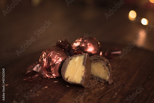 Trufas de chocolate cortada mostrando recheio