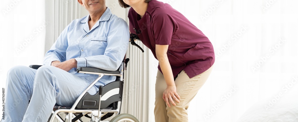 Obraz premium 介護士と車いすに乗ったシニア男性