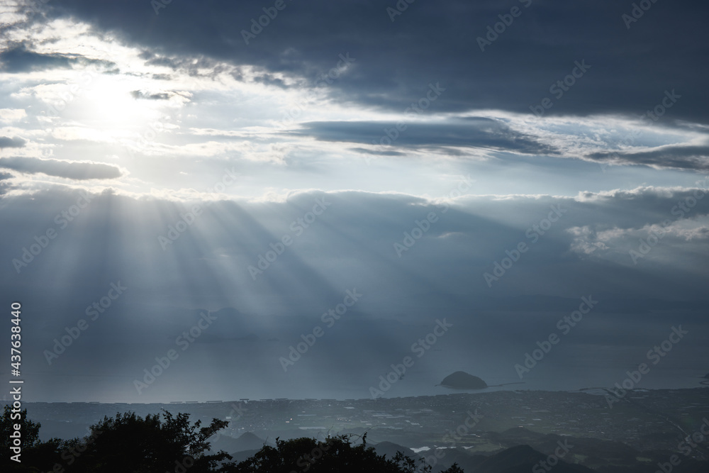 雲の切れ間から光が差し込む瀬戸内海の風景