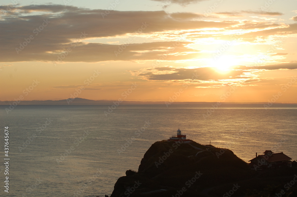 岬の灯台と朝日の風景1