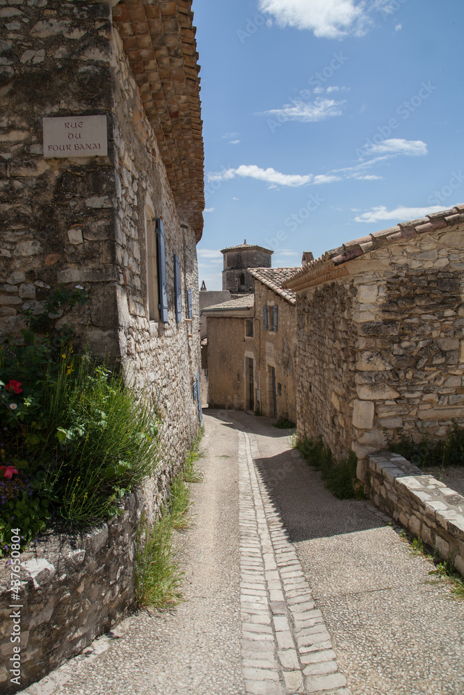 Ruelle déserte dans le vieux village de Marsanne dans la Drôme provençale