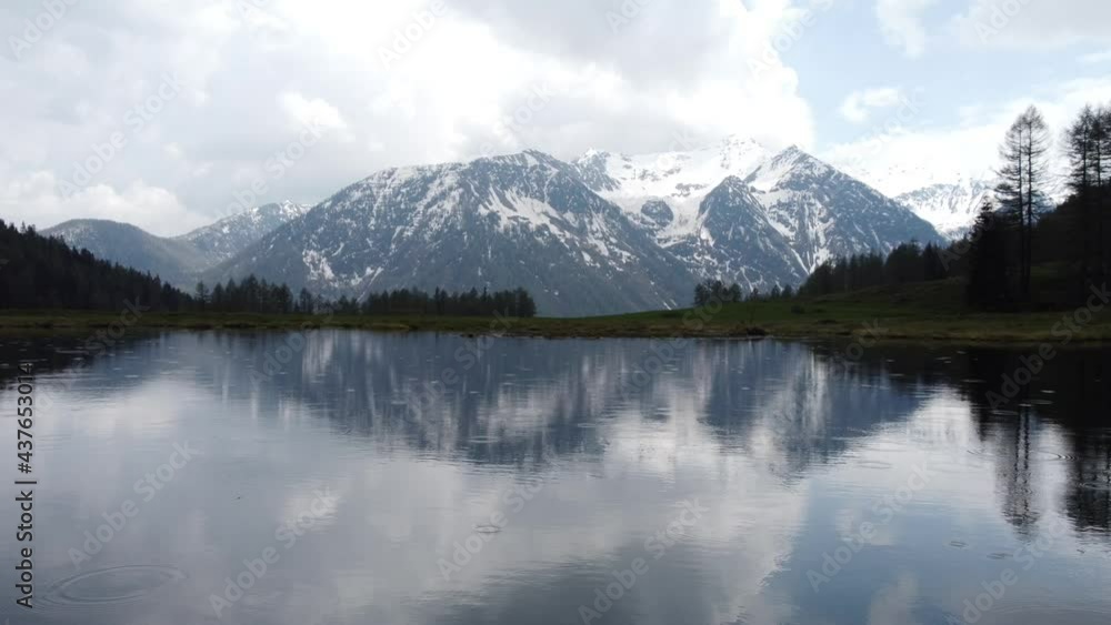 lago alpino pioggia lago alpino pioggia