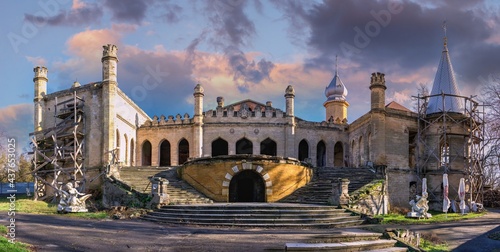 Abandoned Kuris manor in Ukraine photo