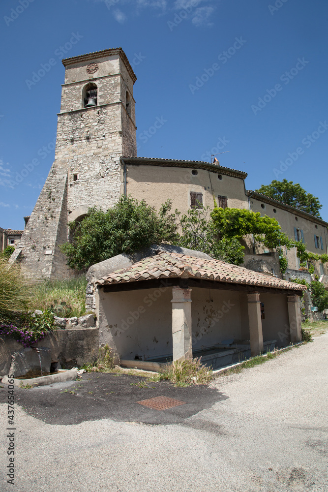 Lavoir et tour clocher du vieux village de Marsanne en Dôme provençale