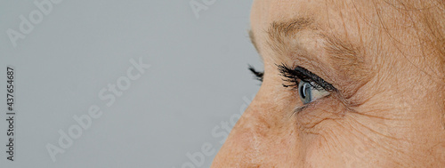 Foto close up of a  old person eye
