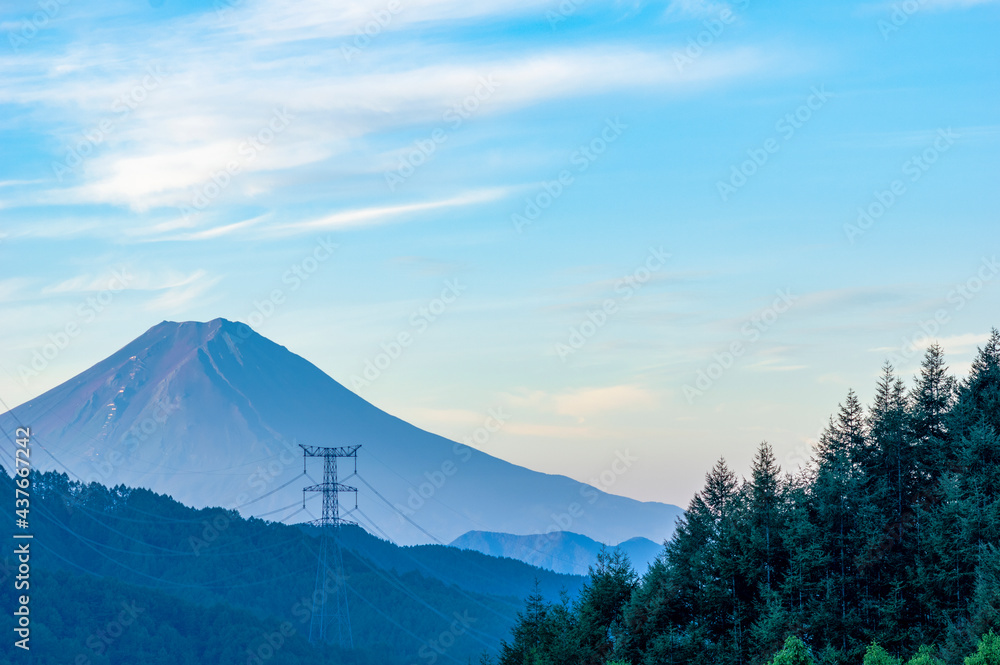 上日川ダムより望む夜明けの富士山