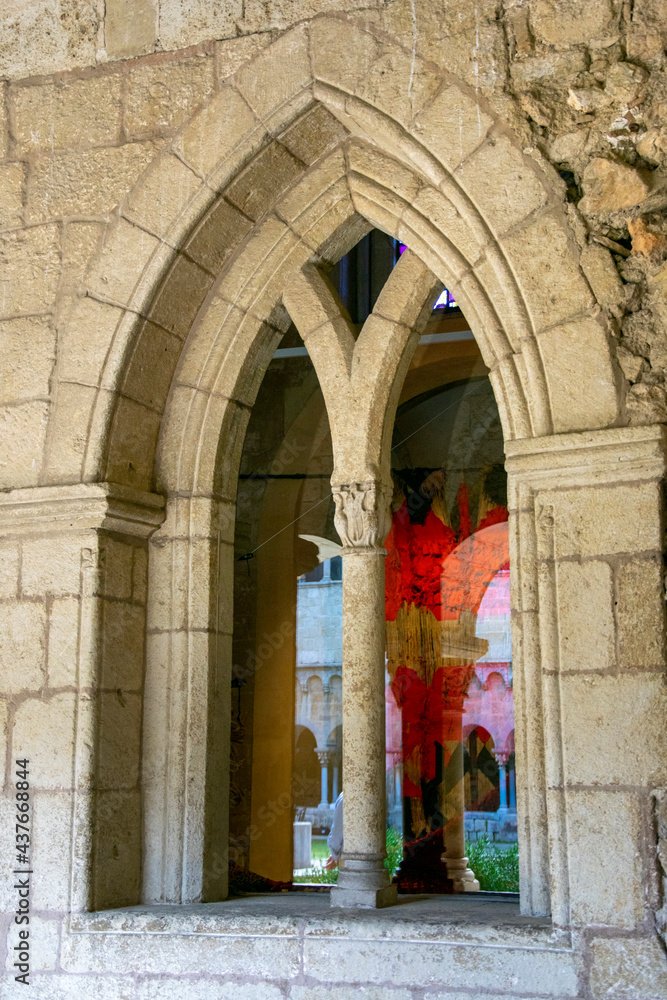 Edificación religiosa de estilo románico gótico en la población de Sant Cugat en Barcelona.