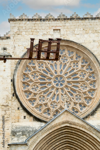 Edificación religiosa de estilo románico gótico en la población de Sant Cugat en Barcelona.