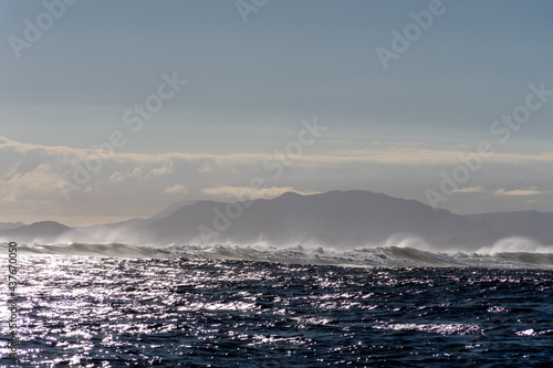 Chaine de montagne en Nouvelle Calédonie vue de l'océan pacific © Florent
