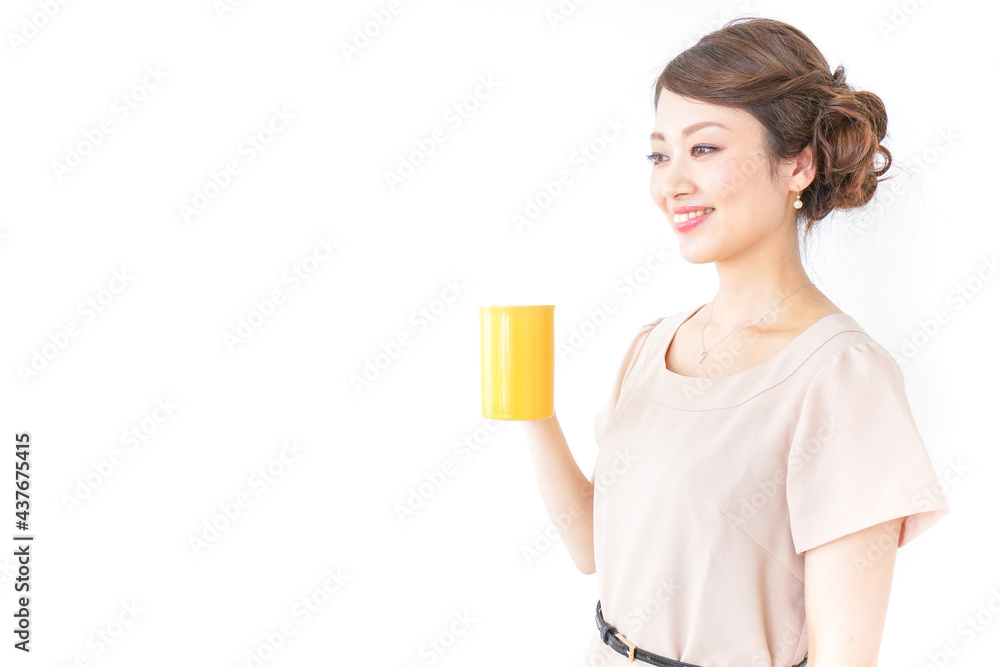 マグカップを持つ女性 マグカップを持つ女性
