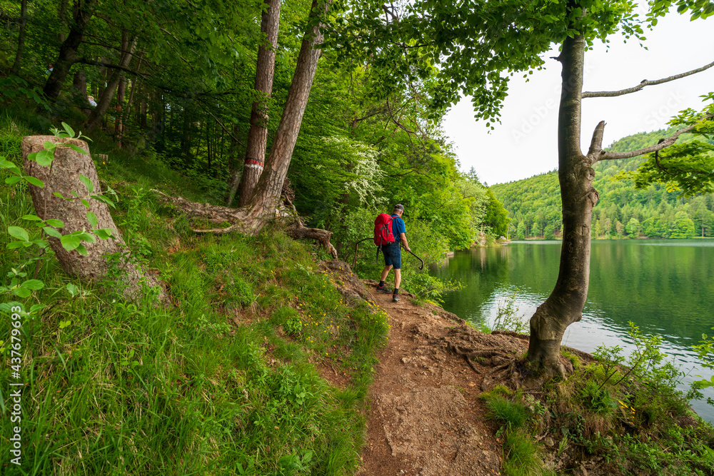 Wanderer am Hechtsee bei Kufstein in Tirol Österreich Wanderer am Hechtsee bei Kufstein in Tirol Österreich