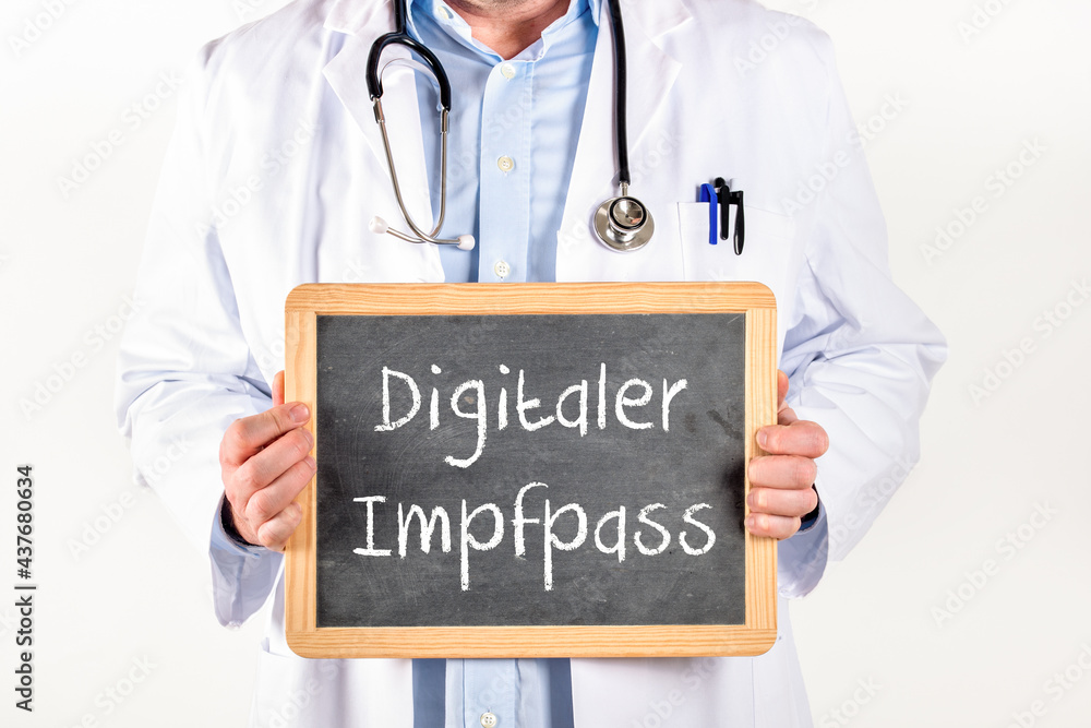 Arzt mit einer Tafel zum digitalen Impfpass während der Pandemie Arzt mit einer Tafel zum digitalen Impfpass während der Pandemie