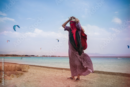 Quadro em tela bedouin wife in a flying dress on the beach of the blue lagoon sells jewelry