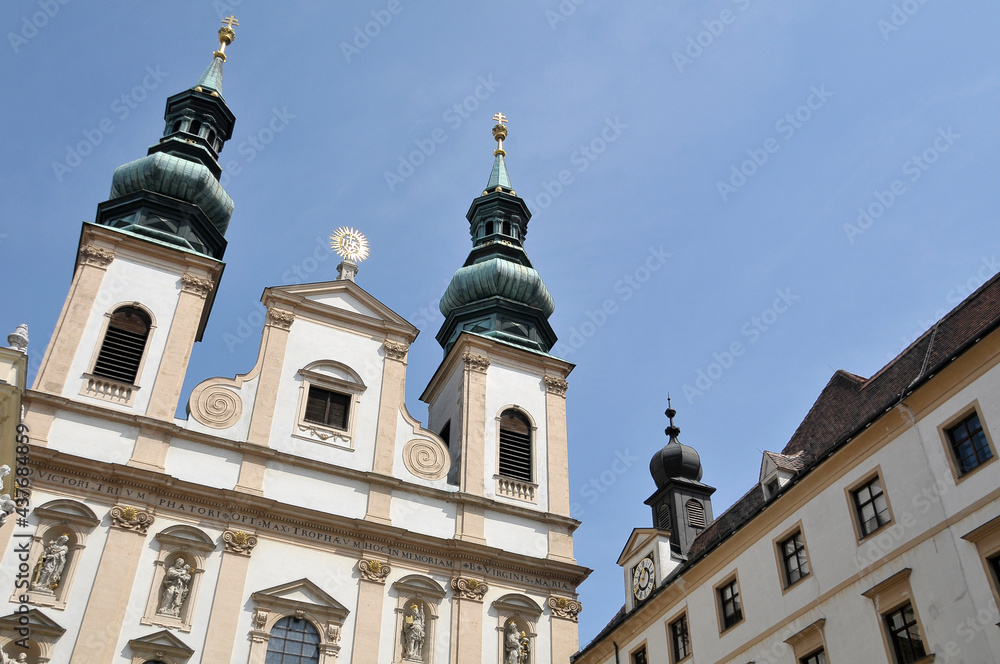 Vista de la iglesia de Maria Himmelfahrt en el centro histórico de Viena, Austria