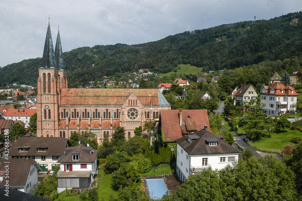 Iglesia de Herz-Jesu y zona residencial de Bregenz en la costa del lago de Constanza, Austria