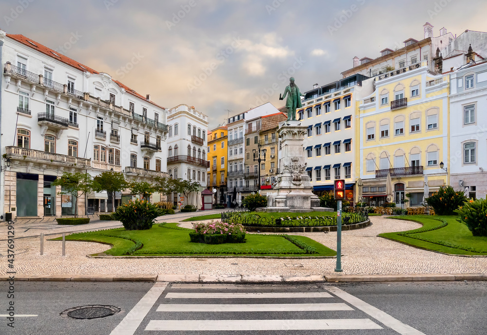 Naklejka premium Praça da Portagem e Rua Ferreira Borges na baixa comercial de Coimbra antes do nascer do sol