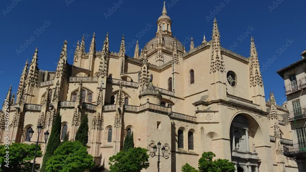 Vista exterior catedral de estilo gótico de Segovia, España Vista exterior catedral de estilo gótico de Segovia, España