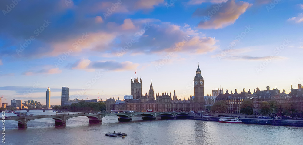 Obraz premium Big Ben, le parlement et la Tamise au crépuscule