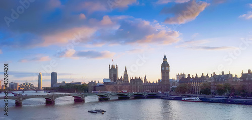 Big Ben, le parlement et la Tamise au crépuscule