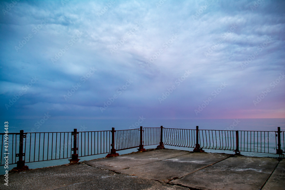 Obraz premium Beautiful sunrise on the old sea pier