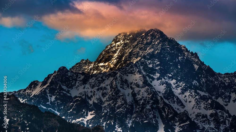 Zbliżenie na szczyt Gerlachu w Tatrach o poranku