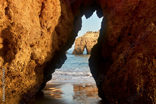 Tablou canvas Closeup shot of a narrow passage between a huge rock on the seaside