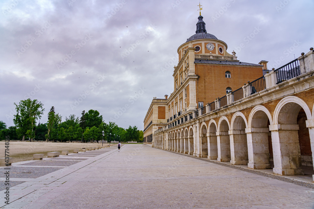 Front esplanade of the royal palace of Aranjuez with its arcade and dome at the top.