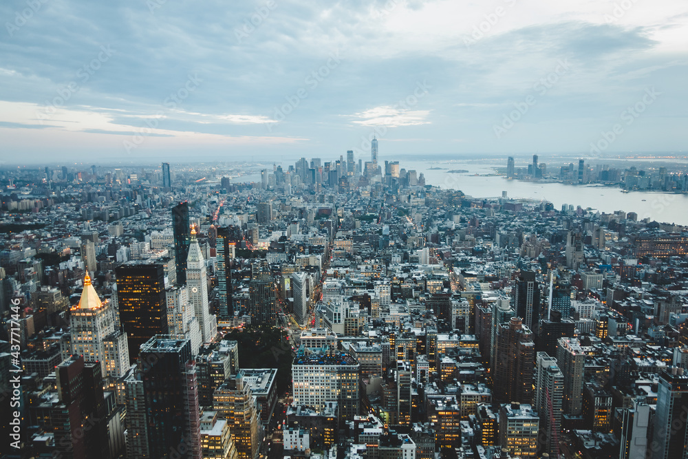 Obraz premium A beautiful wide view over downtown Manhattan from Empire State Building at sunset