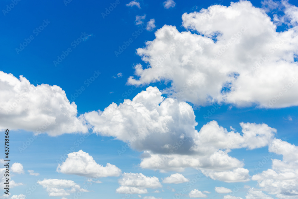 Obraz premium beautiful blue sky and white fluffy cloud horizon outdoor for background.