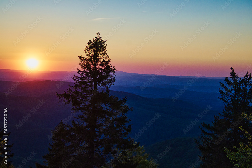 Ein Sonnenuntergang im Frühling . Ein Sonnenuntergang im Frühling .