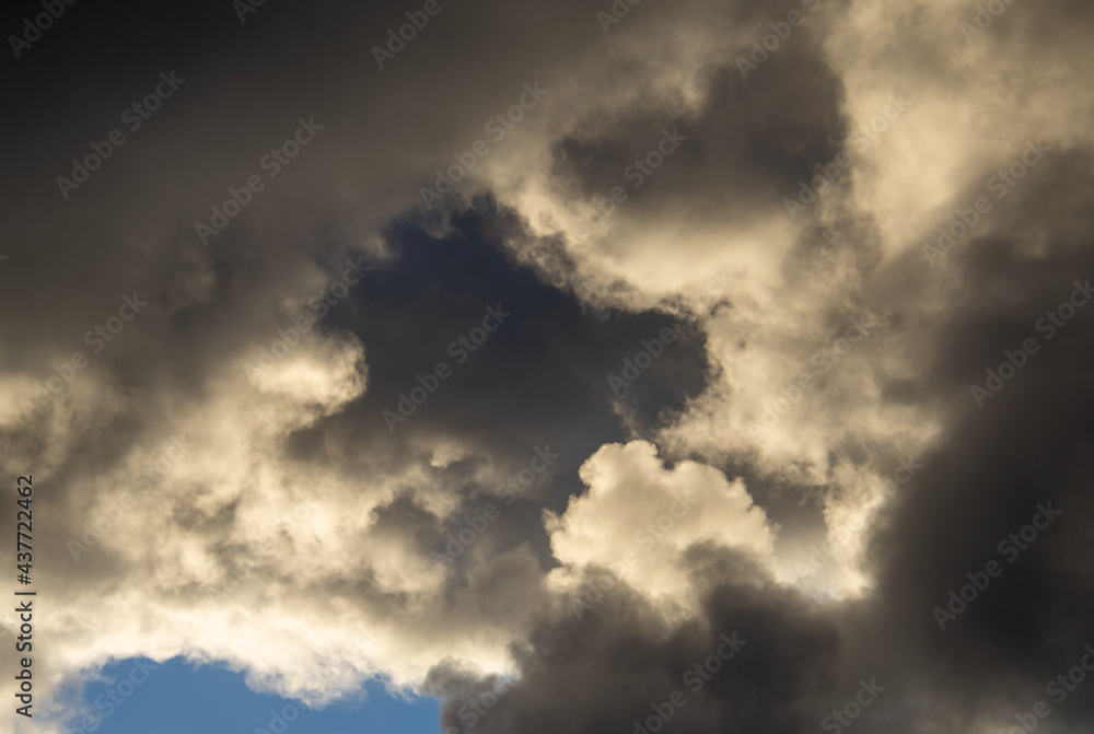Fototapeta premium Moody and threatening cloudscape over the Garden Route in South Africa