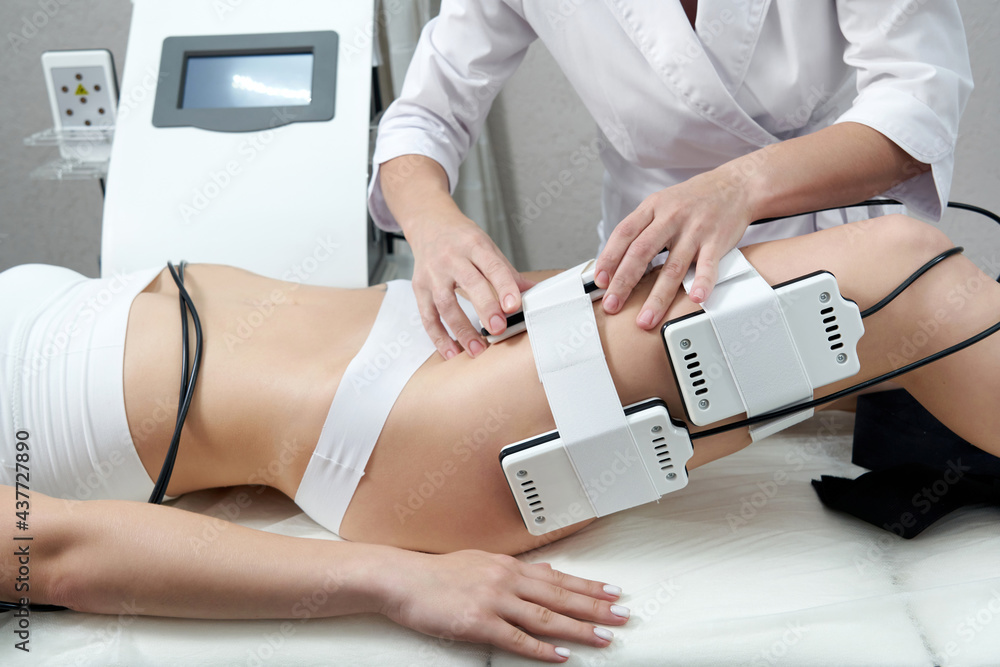 Beautiful woman getting electro stimulation therapy. Laser lipo equipment.  Cosmetic fat reduce treatment. Anti cellulite procedure foto de Stock |  Adobe Stock