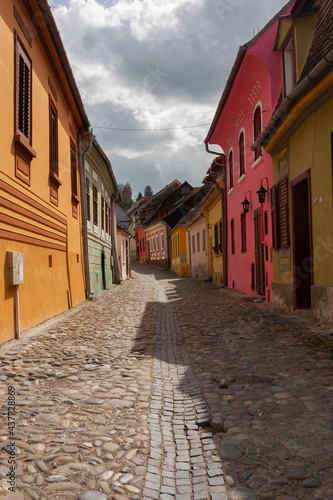 Calle estrecha vacía con edificios muy coloridos © Cinthya