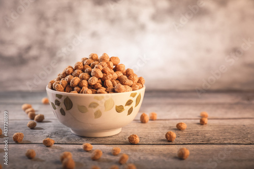 Billede på lærred pile of textured Soya Chunks or Meal Maker in bowl