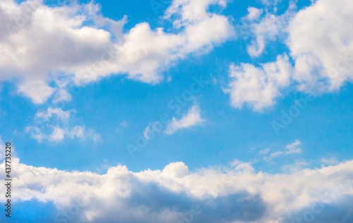 Fototapeta Naklejka Na Ścianę i Meble -  Piękne białe chmury na tle błękitnego nieba