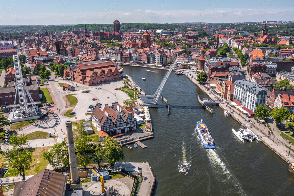 Gdańsk, widok na stare miasto, Motławę i kładkę - obrazy, fototapety, plakaty 