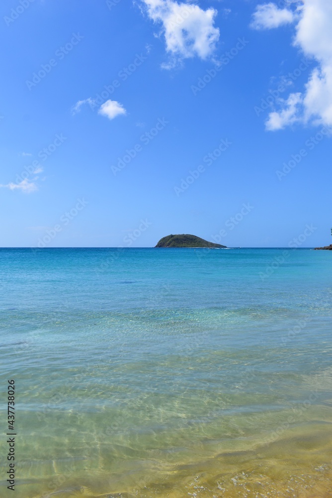 vue sur la petite île en face de Fort Royal, vue de la plage vue sur la petite île en face de Fort Royal, vue de la plage